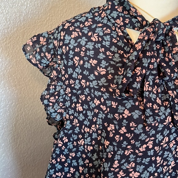 Ann Taylor Factory flutter sleeve floral blouse - size XL - Picture 3 of 4